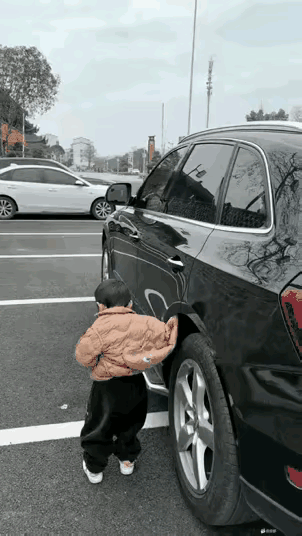 这孩子还可以，知道自己解决问题。