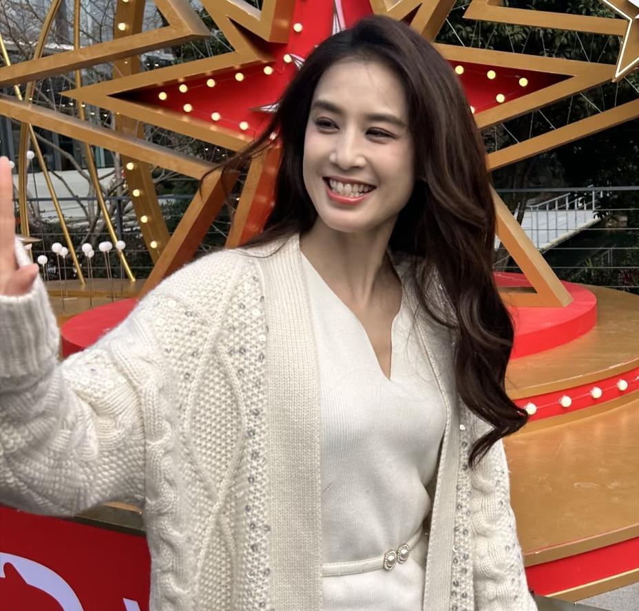 半夜录综艺，黄圣依直接甩手：姐不陪了，打车回家睡觉！张萌爆完料全场静音——原来