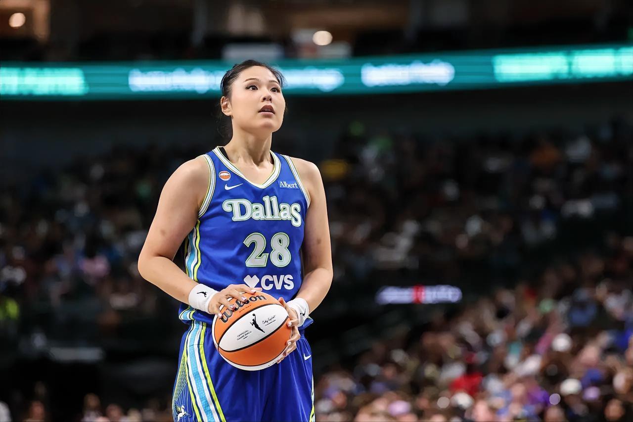 中国女篮李月汝又惨遭主帅的冷落了！在今天达拉斯飞翼主场以87‑98不敌印第安纳狂
