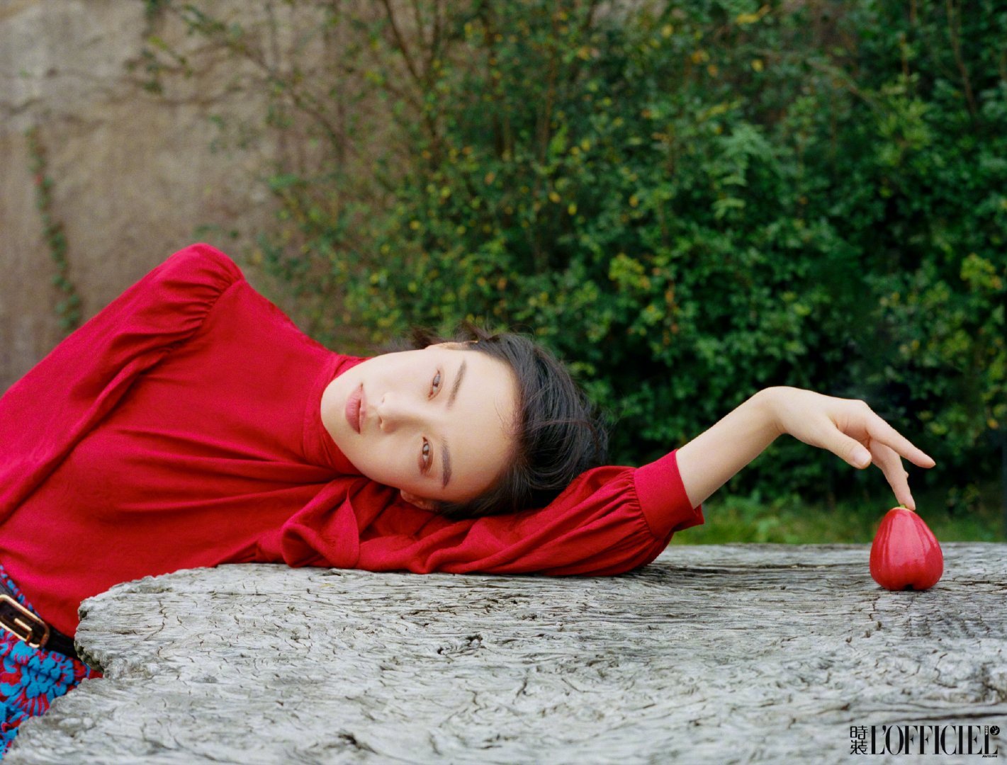 十二月封面与闭年刊里的倪妮，是风格的多面手。无论是简约廓形的大气演绎，还是细节设