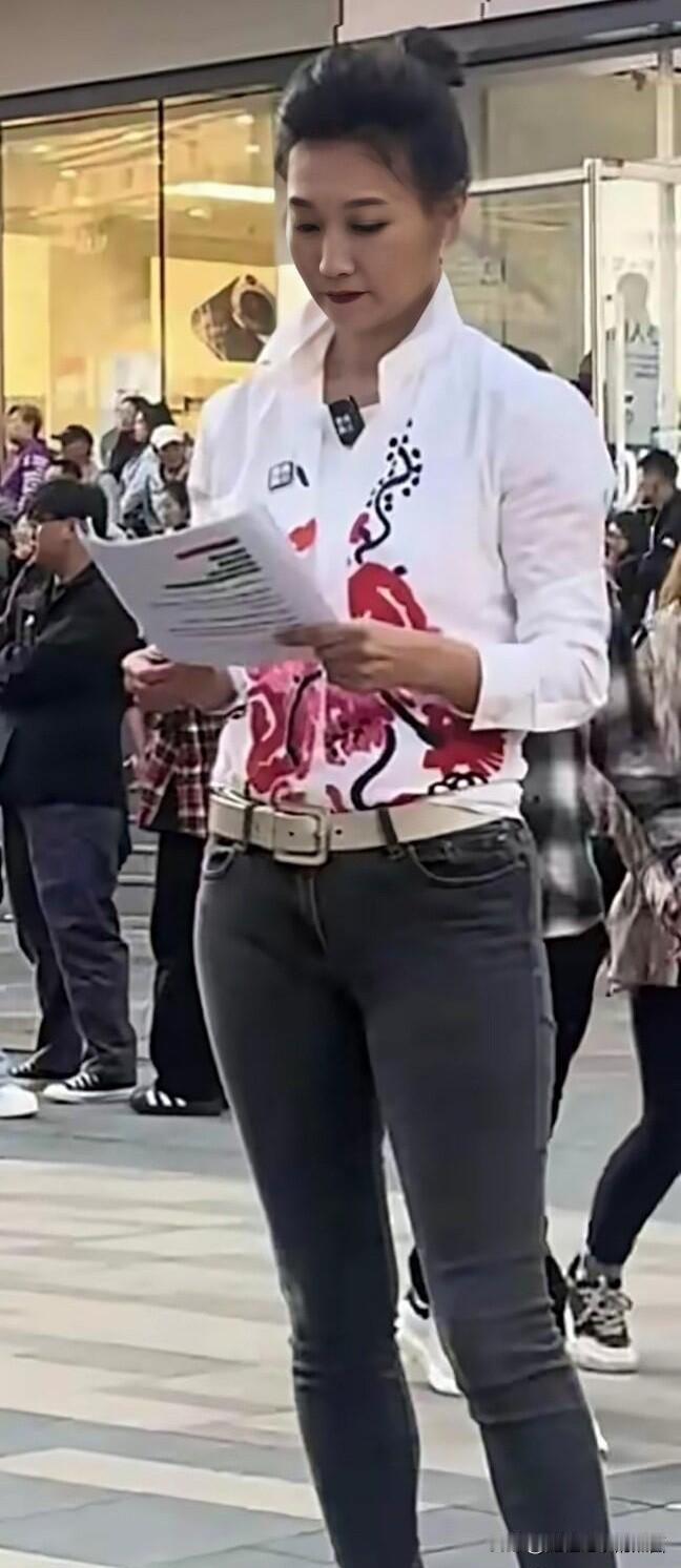 发现离开美颜滤镜的主持人李梓萌，还是那么的有气质，看着脸很圆润，比以前年轻漂亮了
