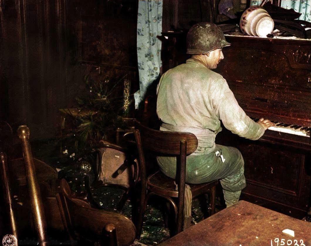 1944年10月8日，美国陆军第30步兵师第119步兵团E连的列兵理查德·拉罗克