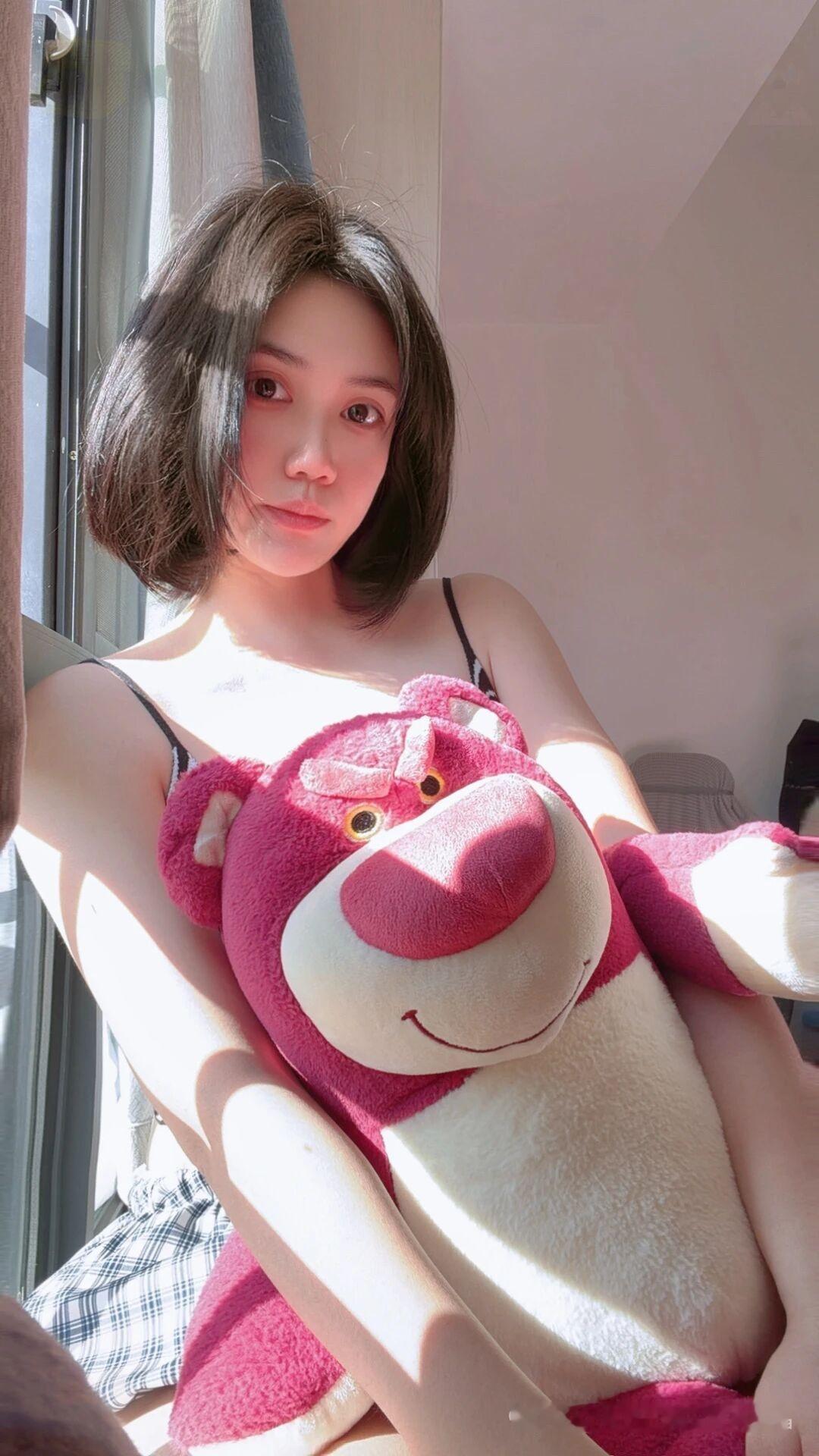 冬日暖阳，我在家里晒太阳。