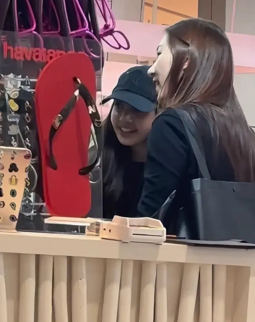 Lisa泰国逛商场被偶遇，素颜出门打扮低调，私下里完全就是小女孩！