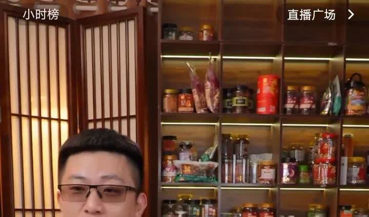 杨议的老号被老五婶给拿走了，现在他的新号，流量也不错。但是，他的直播间，常常