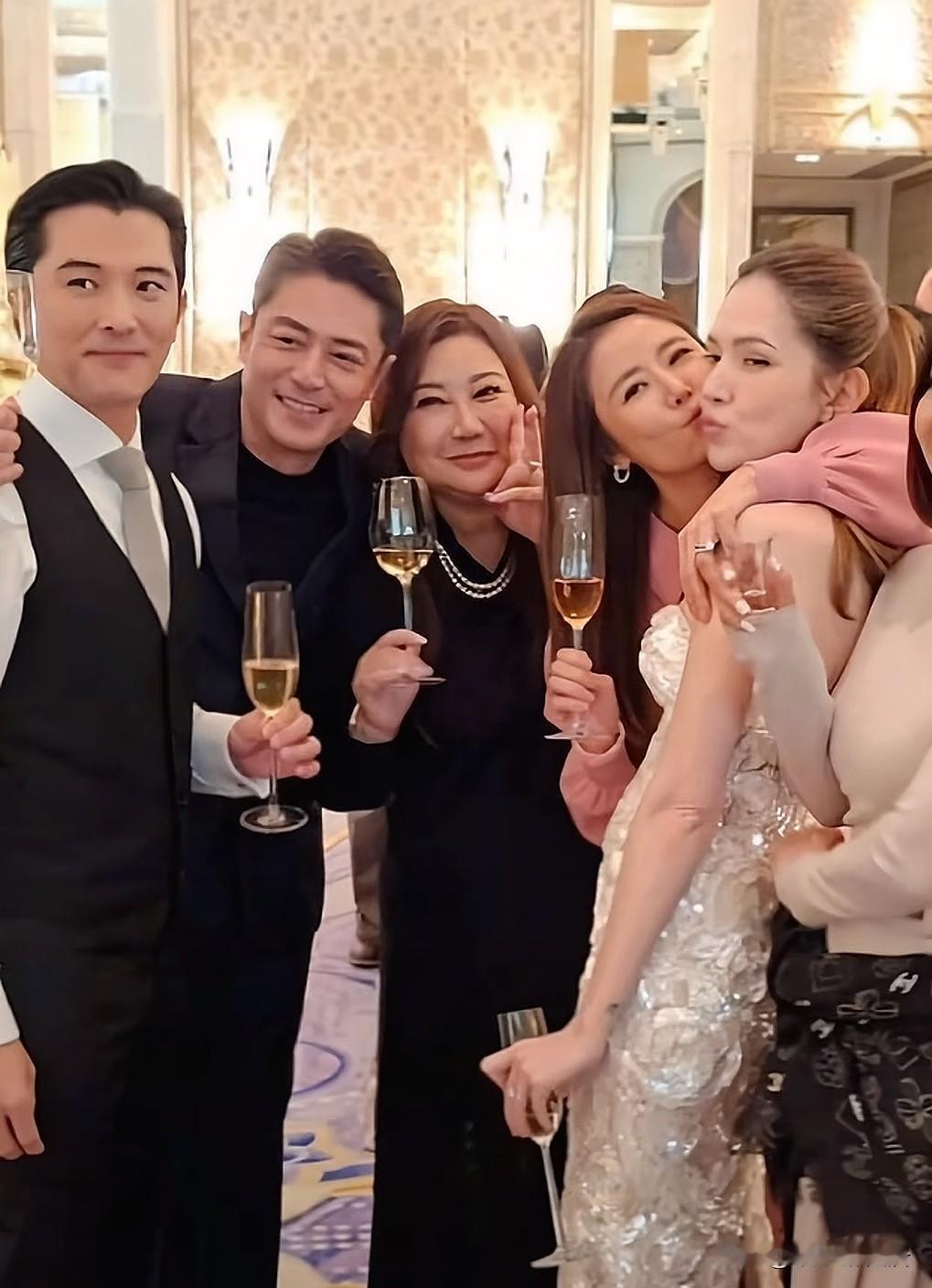 许钧蜜和邱泽补办婚礼给所有的女人上了一课：那就是爱你会给你一个盛大的婚礼！！原