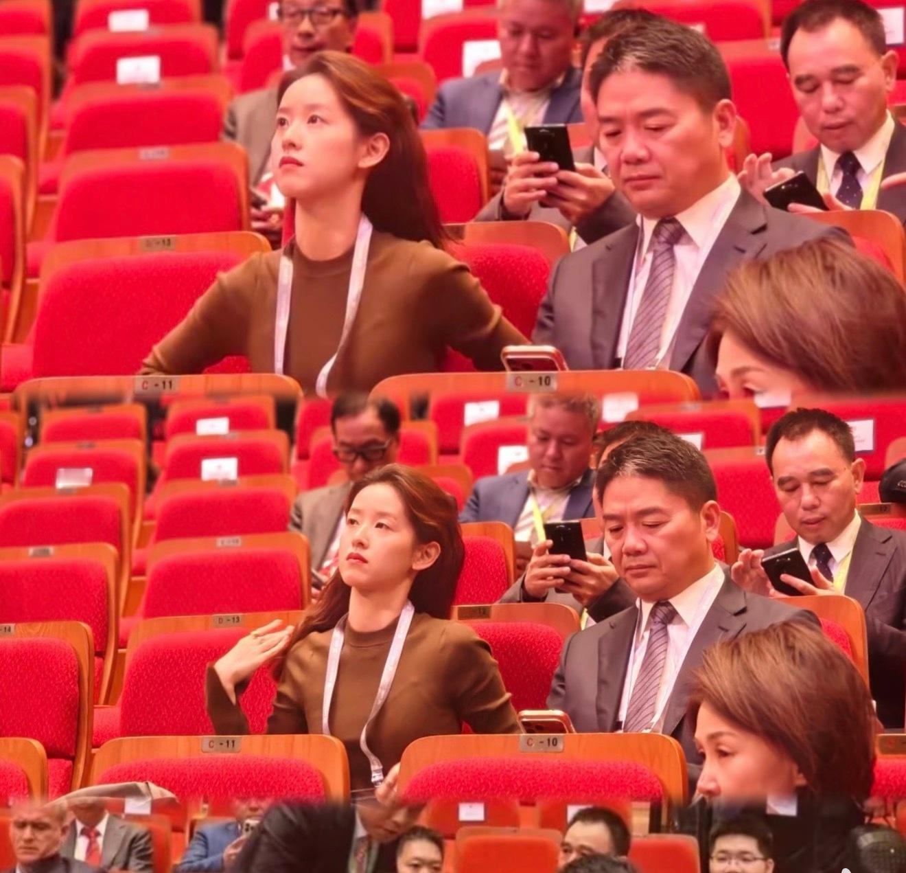 刘强东扶着章泽天感觉刘强东这两年老了不少，好像没有当时的那种意气风发的感觉，更像