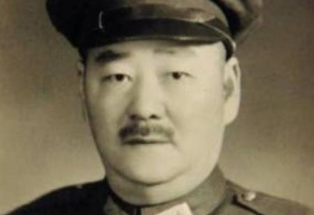 1949年10月，在广州解放前夕，国民党上将刘峙以治病为名，带着三姨太黄佩芬及四