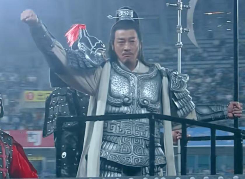 何润东现身宿迁奥体，没有让观众们失望。何润东并未骑着马登场，而是在移动车上传口号