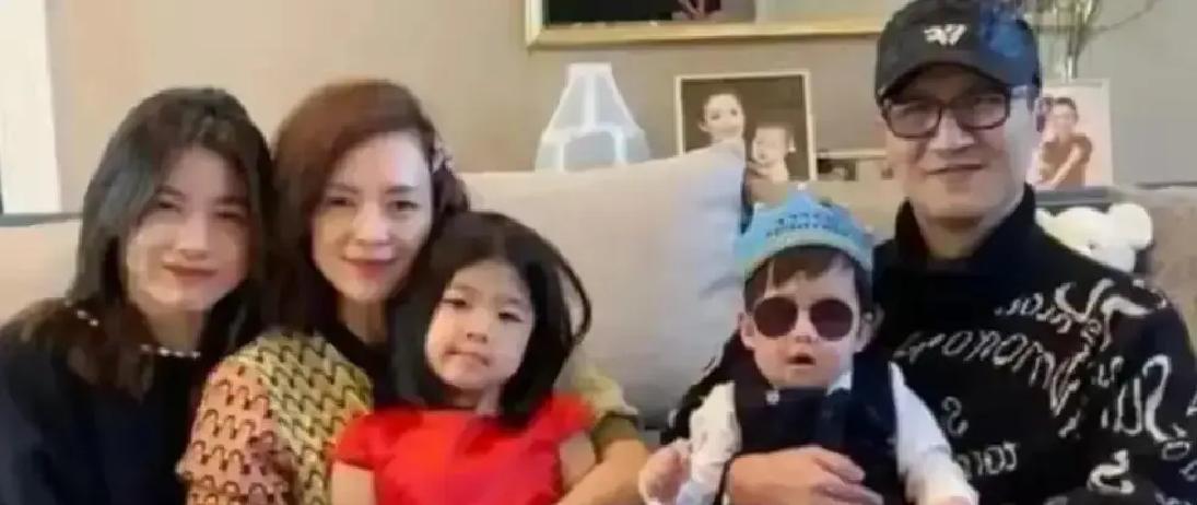 汪峰章子怡被传春节带娃三亚放烟花同框，我刷到时愣了下，俩人不是2023年就官宣离