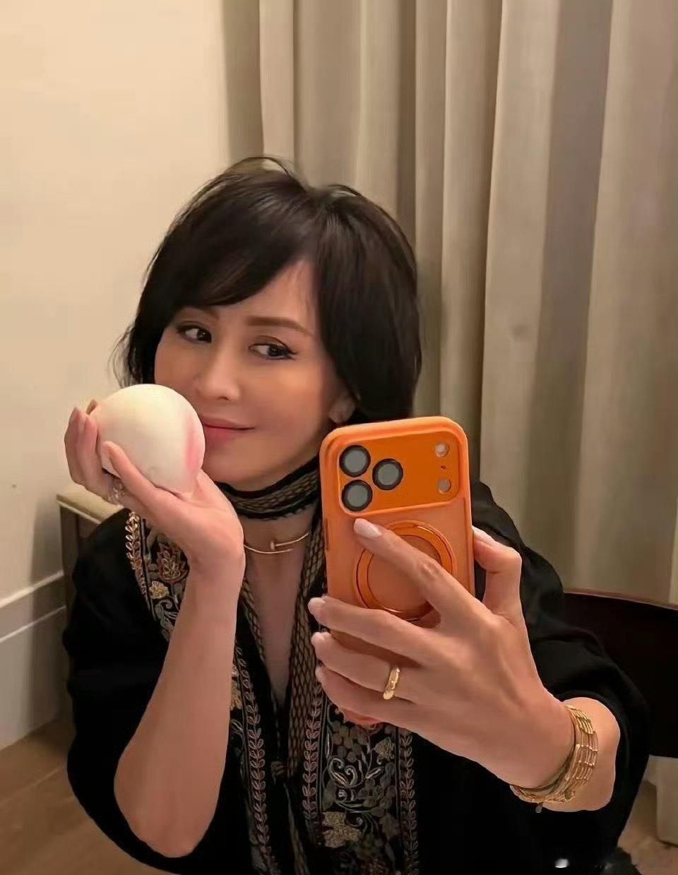 笑得有点难受了，前几天刘嘉玲生日，网友问为什么餐桌上面只有馒头没有菜。结果搞了半