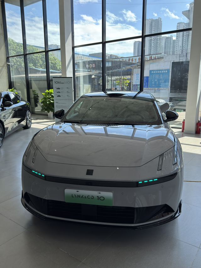 领克Z10的改款10EMP插混版值不买因为没有试驾，只能看看外观和内饰，对比0