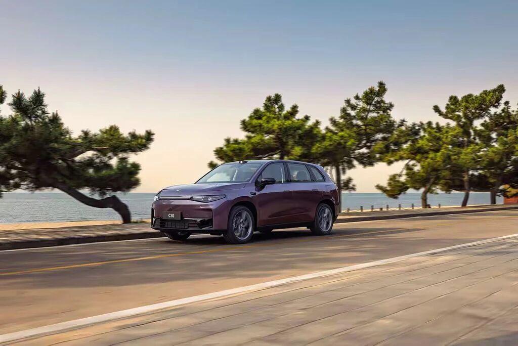 零跑C10杀疯了！15万级SUV直接卷到顶想选一台家用SUV，既要续航长、充电快