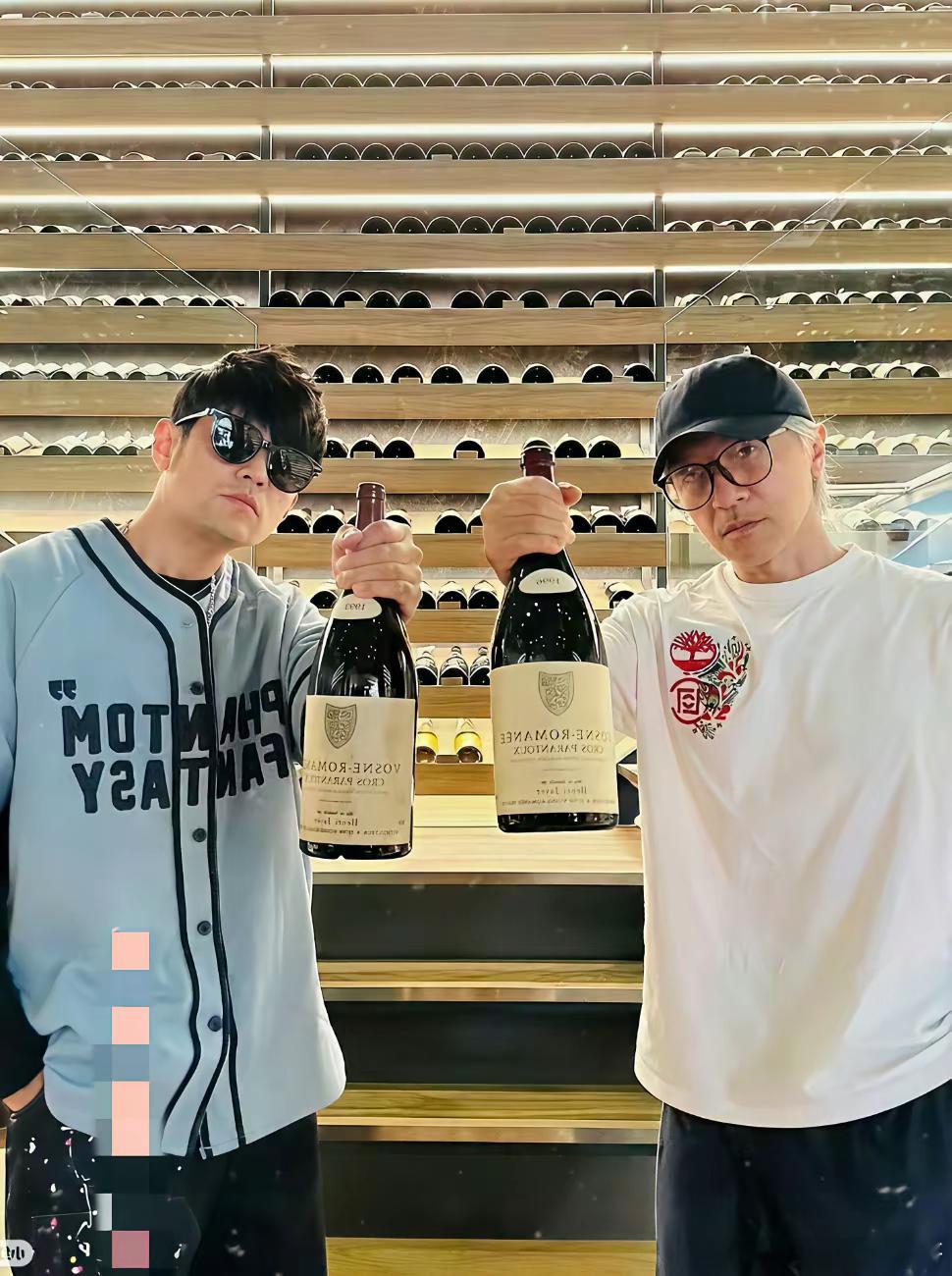 63岁的周星驰和46岁的周杰伦，网友评论:喝完他们两个拍一部戏！​​​