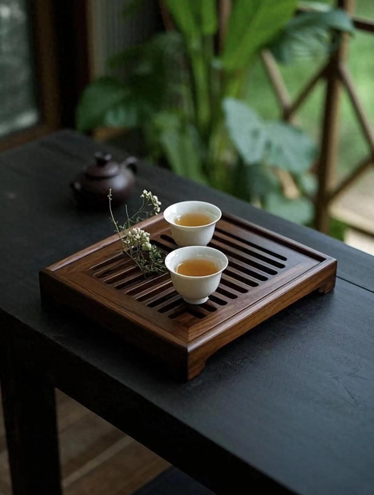 上联：淡淡茶香全是韵，下联：悠悠碧水皆含诗，下联：浓浓春色俱成画。