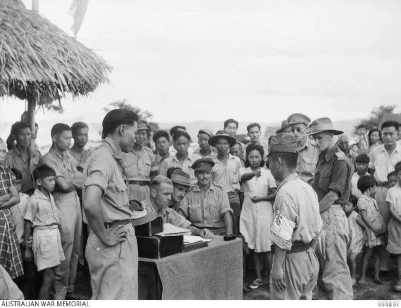 一张摄于1945年、地点位于新不列颠岛拉包尔（Rabaul）的黑白照片。照片