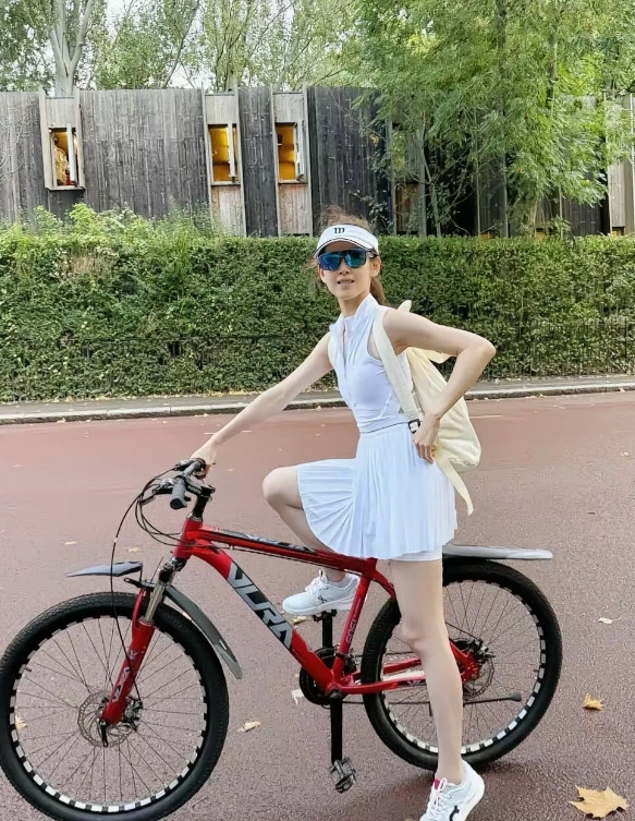 不知道大家发现没有章泽天怪不得和刘强东做夫妻他们身上有一个共同点！你看章泽天