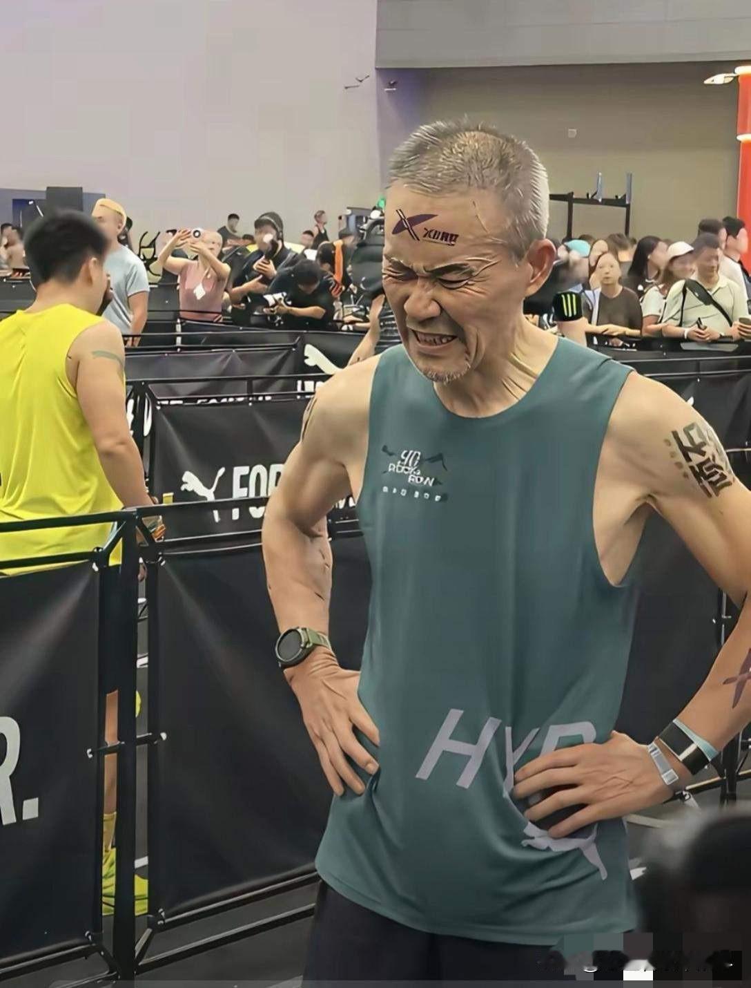 人不服老真不行啊！看到王石这样的表情，真不能理解今年都已经75岁高龄的王石，为什
