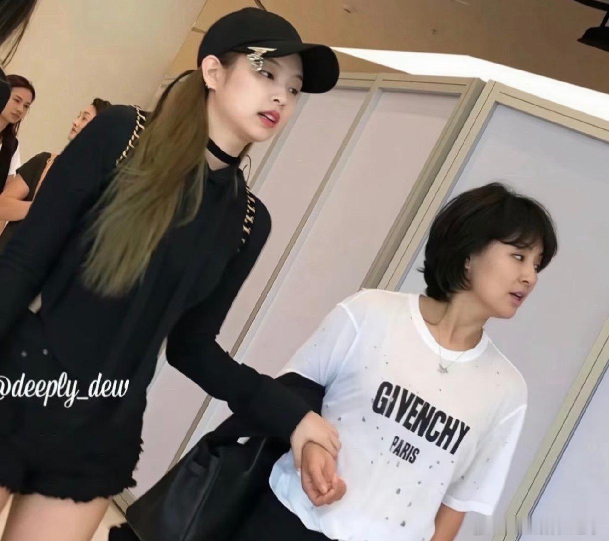 曝Jennie母亲曾在夜总会工作曝Jennie母亲曾在夜总会工作🍉……曝Jen
