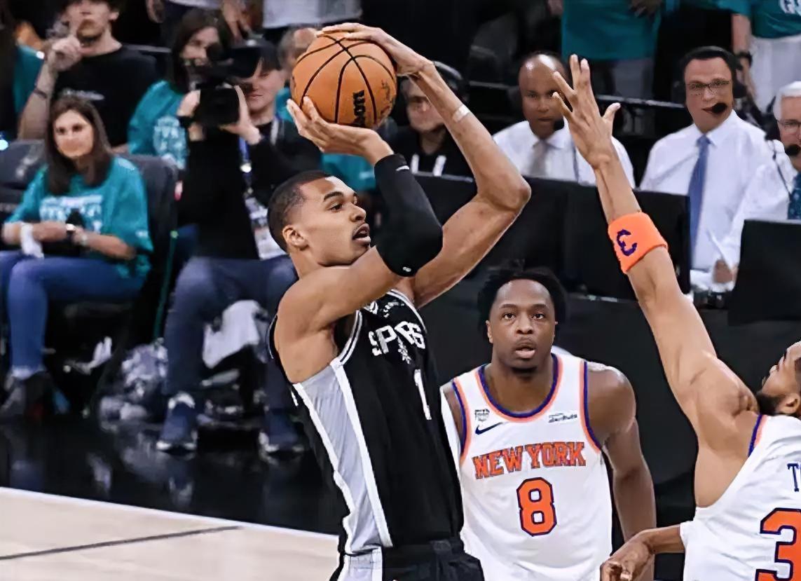 文班亚马竟然只抢到2个篮板！在今天的NBA总决赛G1比赛中，马刺半场55：48领