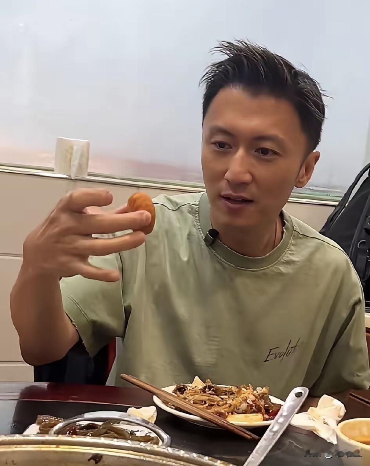 谢霆锋在重庆探店时，走进一家本地饭店，随口问服务员有什么特色推荐，对方热情安利了