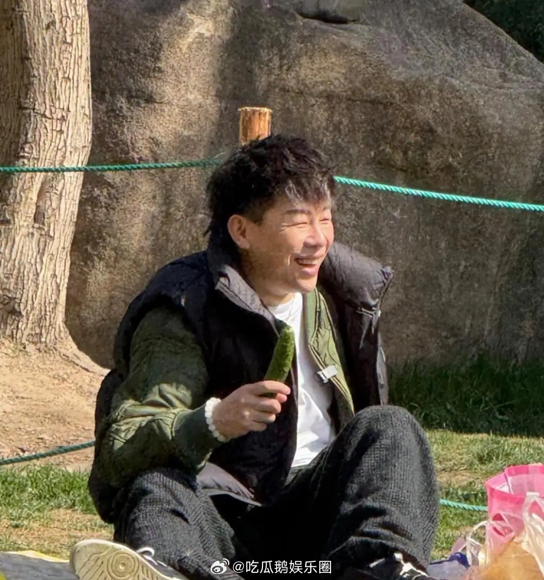 43岁胡彦斌在上海公园晒太阳被偶遇，他的装扮时尚很有型，但真人外形比较普通，颜值