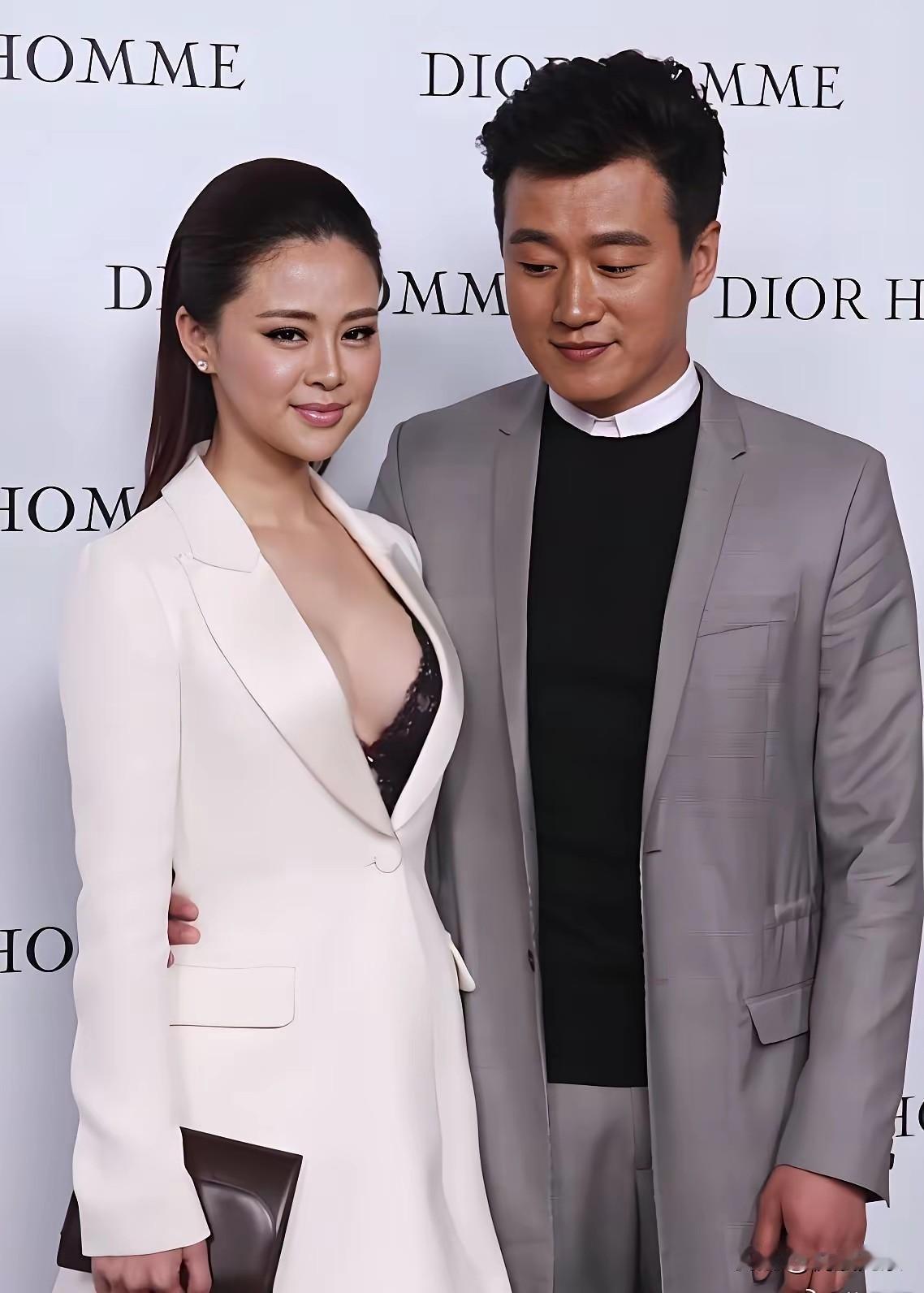 佟大为的眼神亮了，这明显是在家里还没有吃饱呀。