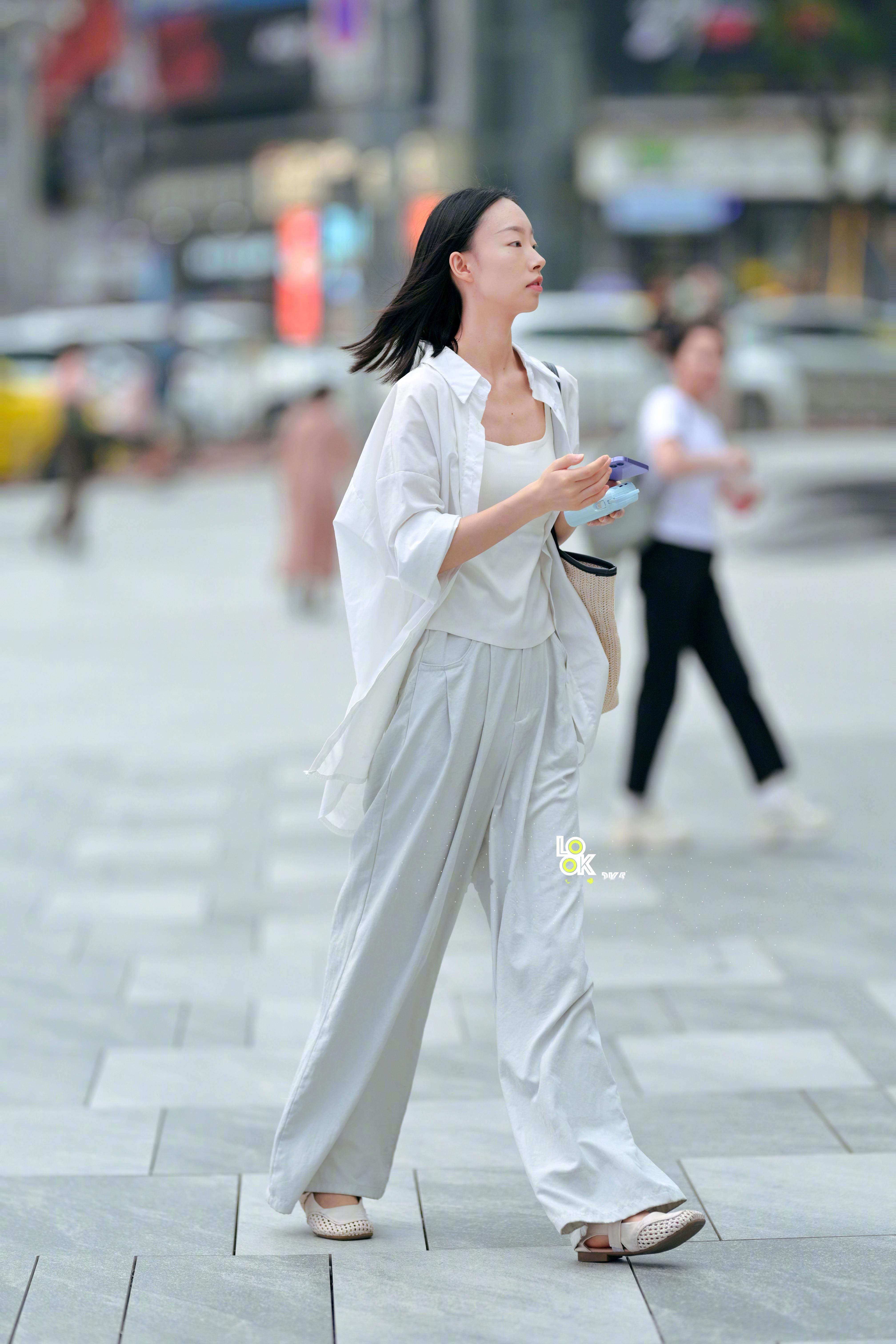 小姐姐气质很独特哈！穿搭也很有意思​​​