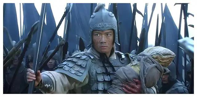 公元208年秋，赵云在长坂坡大杀四方，曹操对张绣说：“你是北地枪王，又是赵子龙的