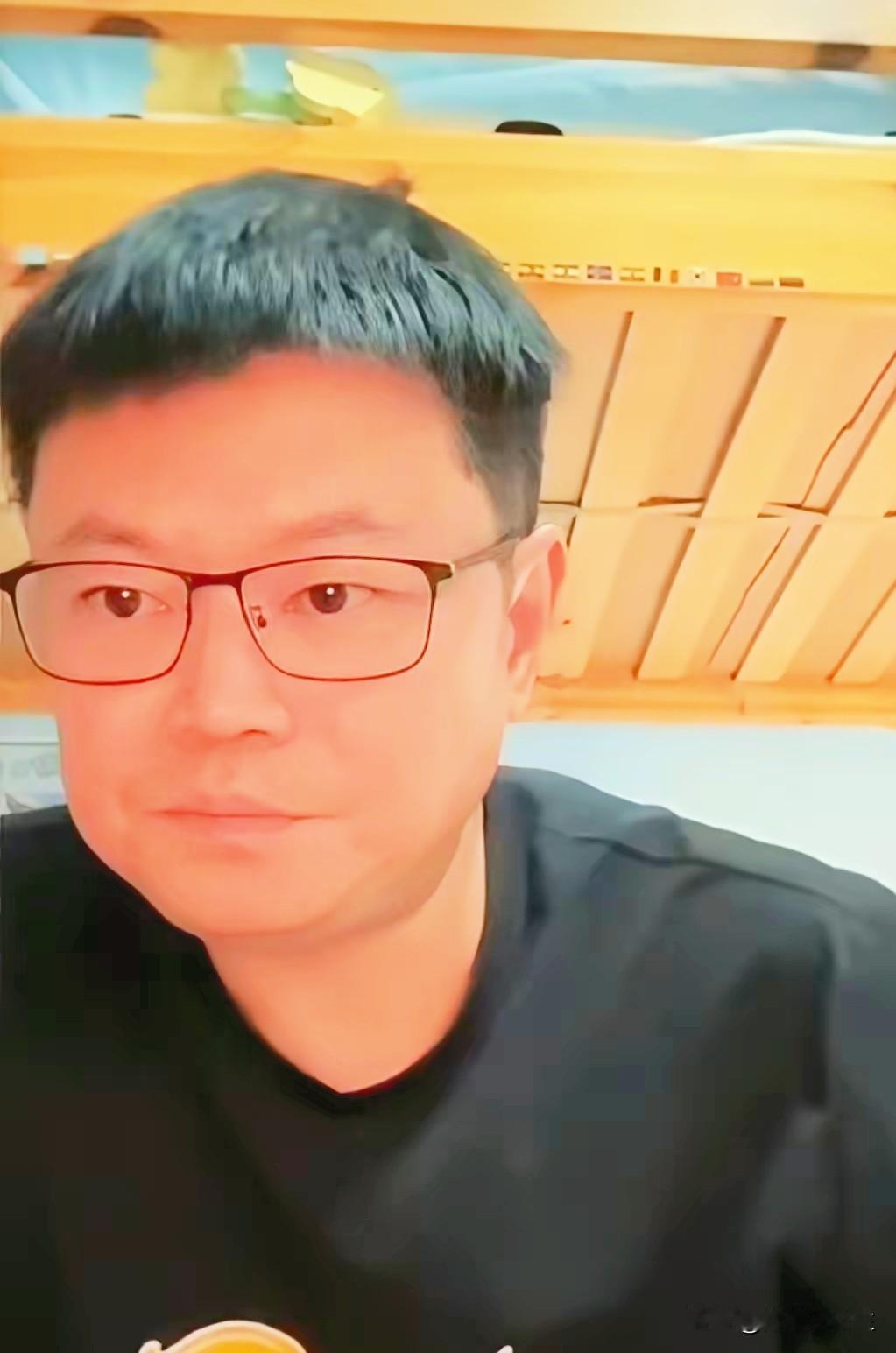 侯英超直播时刚说：我会解说亚运会！结果一群网友开始diss张本智和！侯英超都