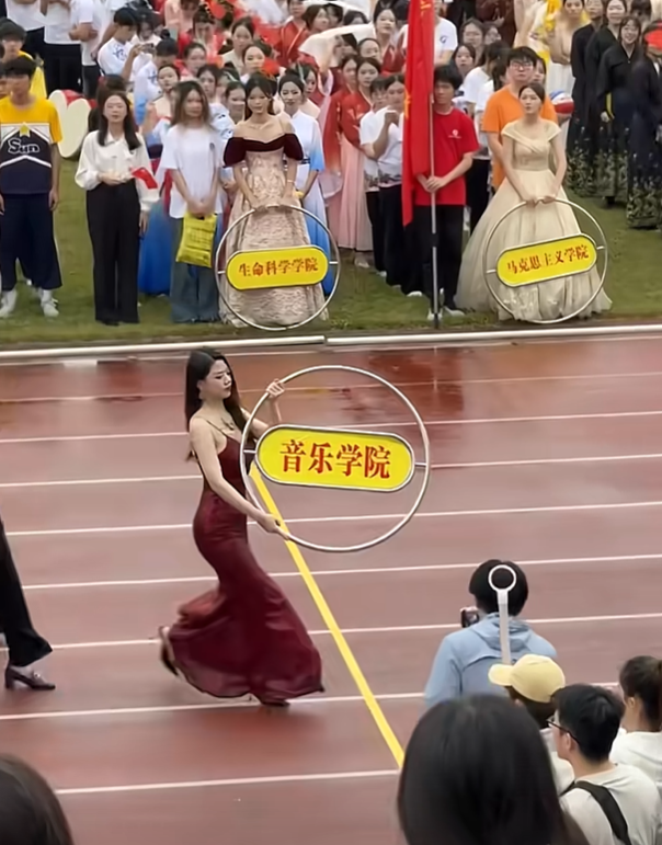 红的不行，我选边上的小姐姐，那才是可以结婚过日子的