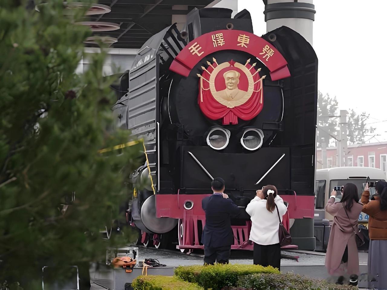 毛泽东号机车组的司机们！坚持每天擦拭毛主席头像，无论是下雨还是出太阳，只要出