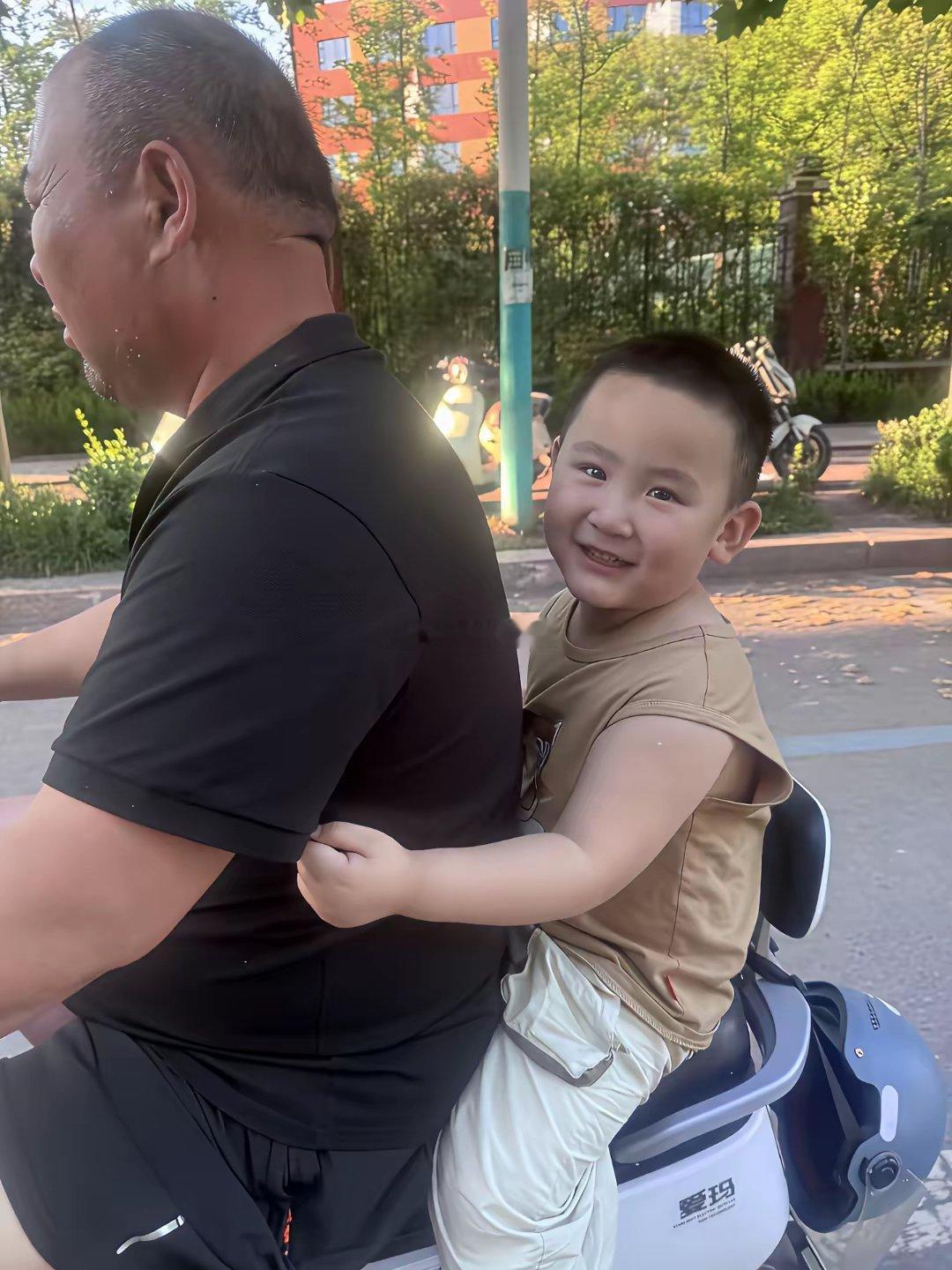 快50岁的人了，弄了个不到4岁的小孩累的孩他爸天天瞪不起眼来，爷俩完全两个表情