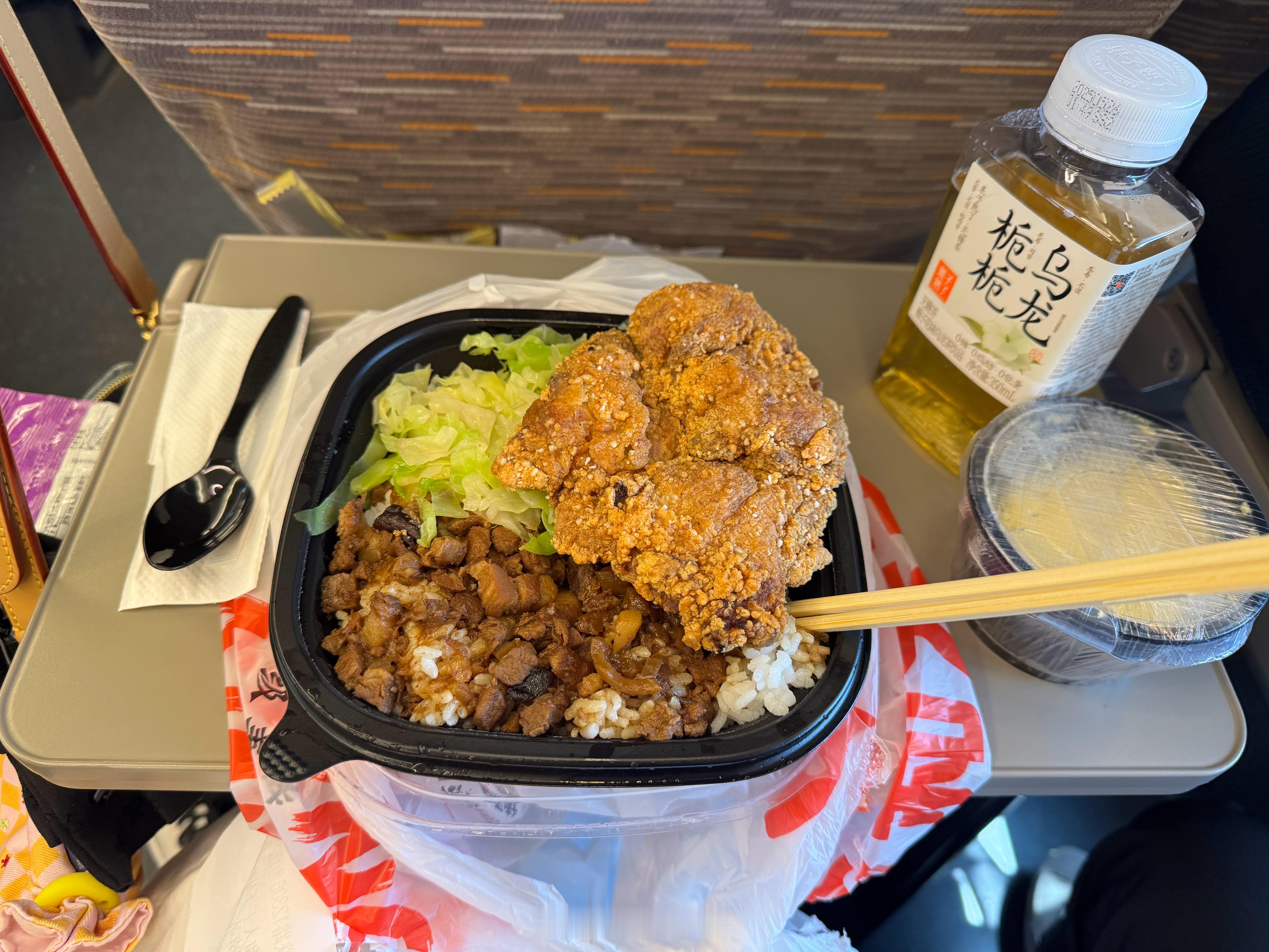 高铁点了份饭，加上配送费60块，什么水平？​​​