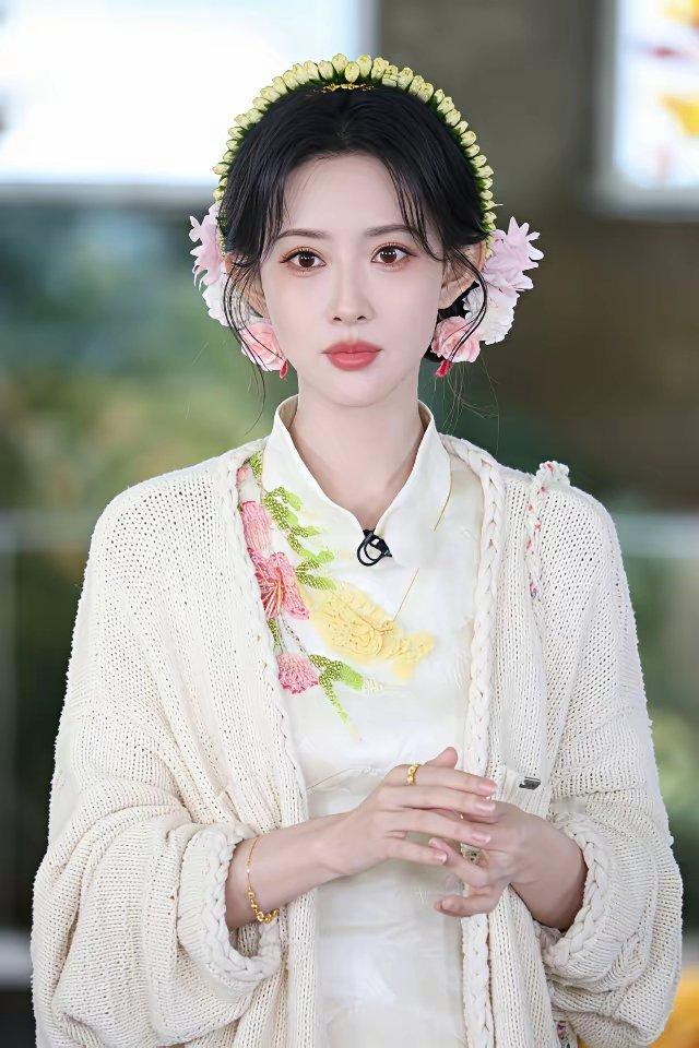 跑男的黑热搜转移到孟子义身上了跑男开播后，黑热搜一直在白鹿身上，现在转移到孟子义