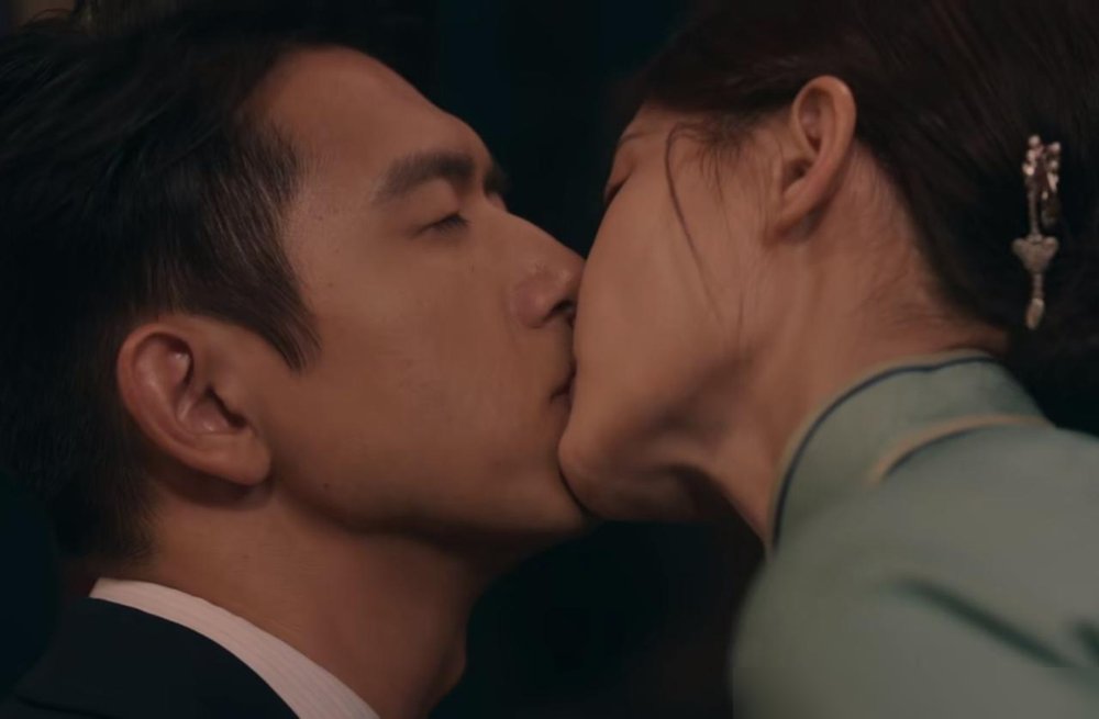 李现把李一桐按在柱子上强吻，转头就被绑起来差点点了天灯。《我不是大师》大结局前夜，戏里这对“纯恨CP