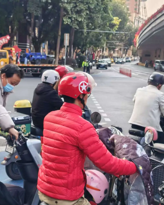 广州开始严抓违规电动自行车，我希望这个政策能够贯彻实行，不要三日打鱼两日晒网，更