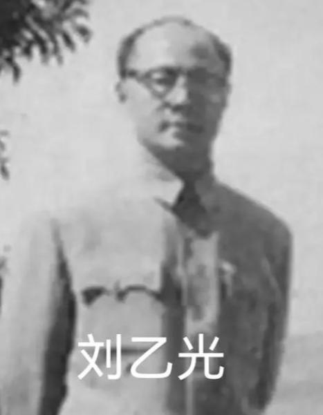 1982年台北某处灵堂，刘乙光病逝，前来吊唁的人寥寥，但意外的是，张学良和赵四小