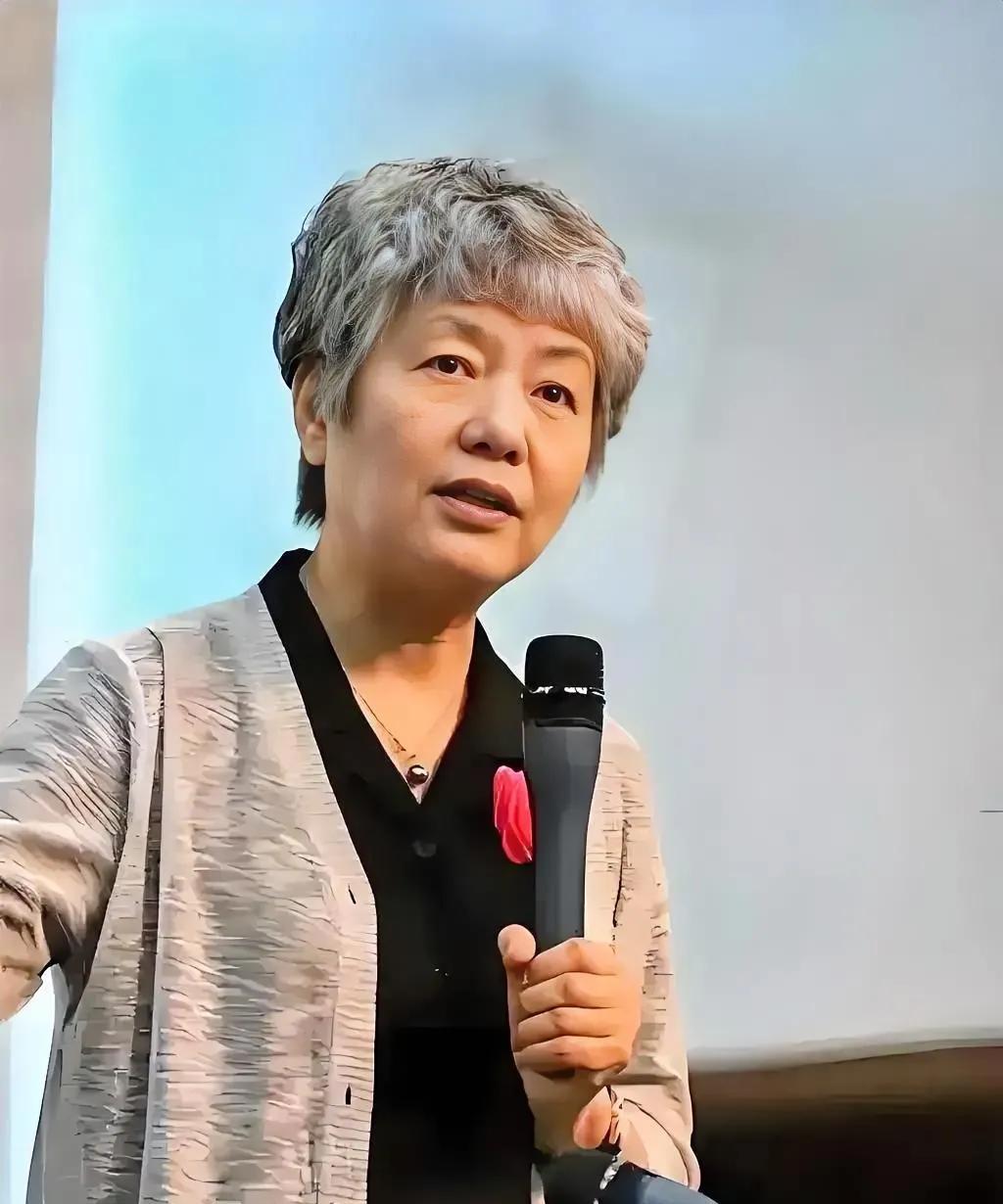 李玫瑾教授说：“心理学上最残忍的教育，就是让孩子怕你，如果一个孩子在家被父母欺负