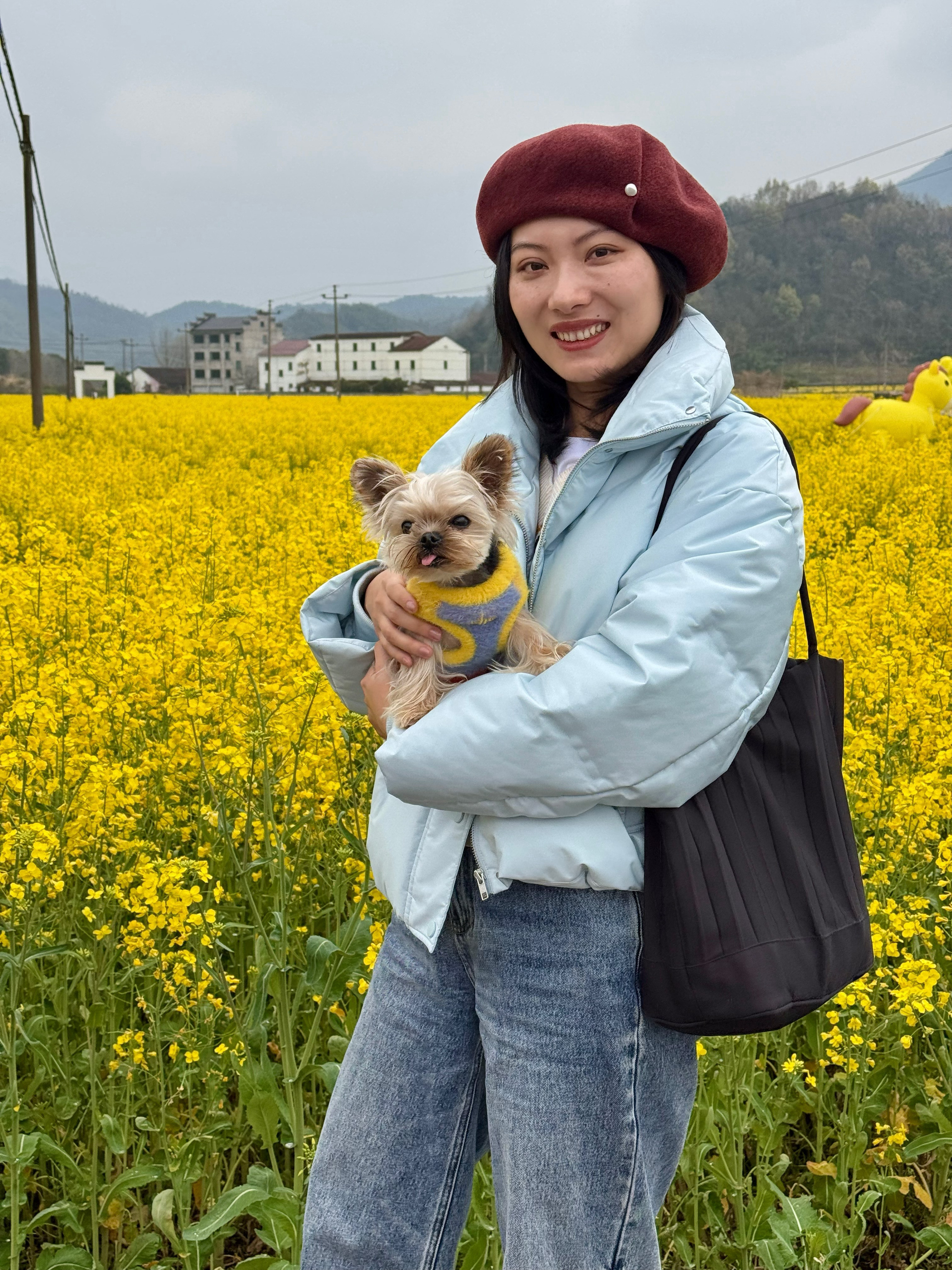 今天跟着我们当地网信办的活动去了东白湖镇赏了五色油菜花，尝了东白湖“九味”逛了小