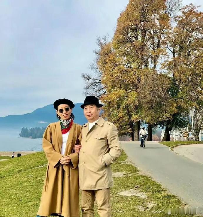 两个人在加拿大潇洒快活，只留她妈在国内蹲大牢。​​​​