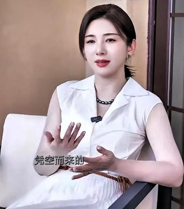 黄奕说起何润东的时候，眼睛突然亮了一下。不是那种客套的“他人很好”。她停了两