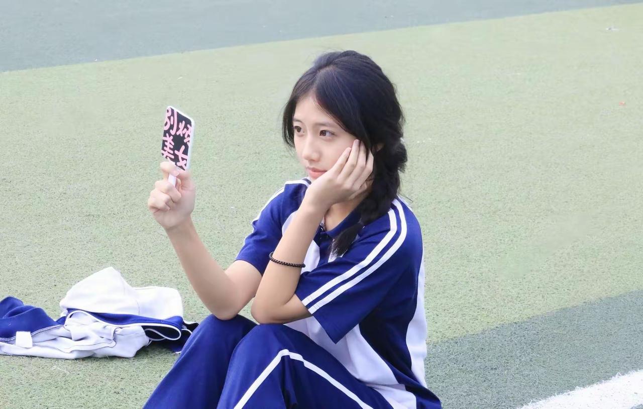 运动少女在操场上，元气操场少女户外运动少女运动少女自拍运动后的美女