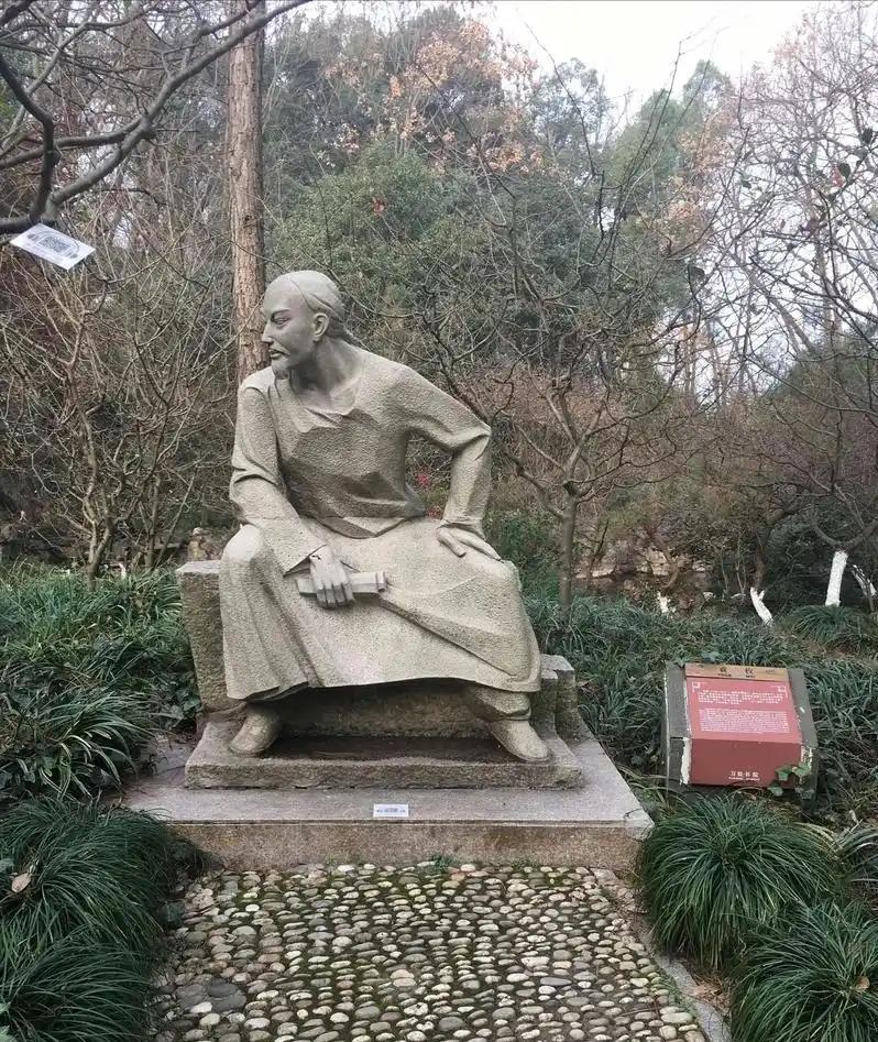 袁枚24岁中进士，33岁就辞官，买下随园吃喝玩乐，六房小妾陪他到老，63岁得子取