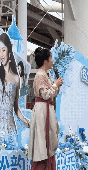 松韵今天生日，剧组都没给她放假，穿着兰香的丫鬟服就来了，注意看脚底的布鞋底都是黑