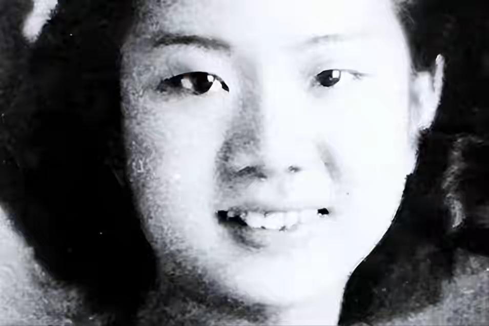 她被捕后遭受下流的酷刑，牺牲前留给难友4个字，向女烈士致敬！1949年10月