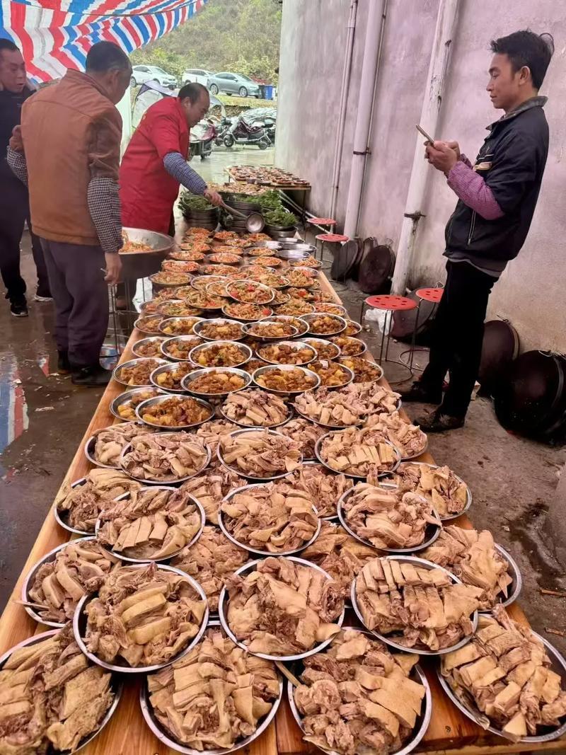 河南夏邑，一男子去发小家帮忙办酒席，席间独自喝得酩酊大醉。宴席散场后，一名微醺的