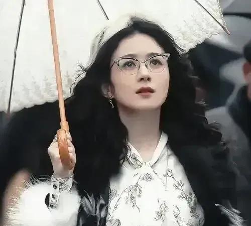 关于《酱园弄》有人说：杨幂演的比赵丽颖好多了，之前赵一直吹演技，结果这部戏，赵演