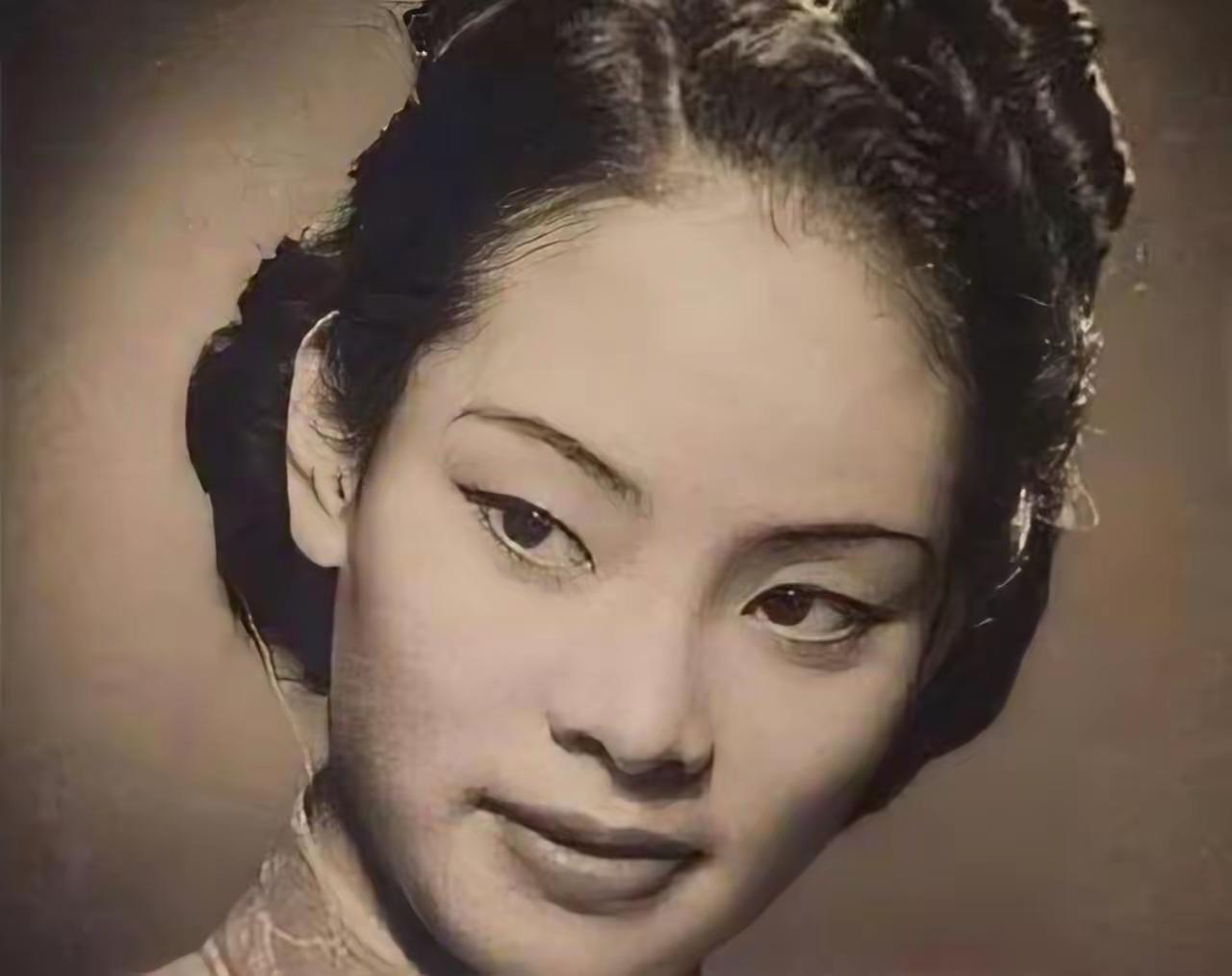 1931年，寒风凛冽，南京一处民宅，荒草丛生，好心的邻居，凑了几块钱，买来张草席