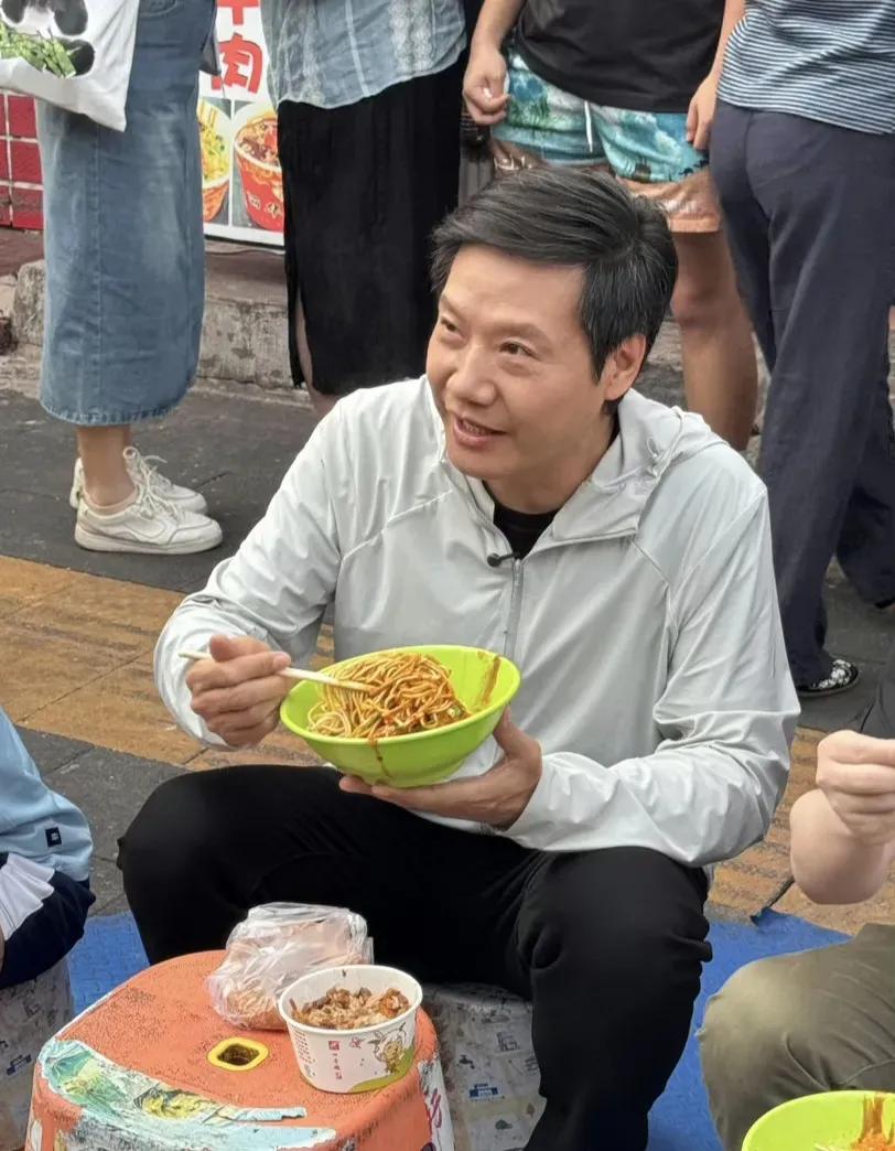 大家发现了吗？ 雷军越来越不对劲了。 明明他都已经57岁了，却变得越来越